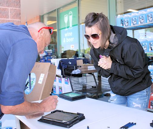 Kendra VanHardeveld helps people register for the Drive 4 UR Community event at Sobeys Kincardine